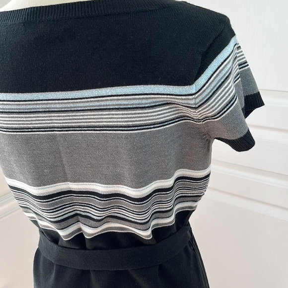 NY & Co V-neck vintage style sweater with short sleeves and tie - Picture 6 of 11